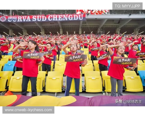 全场观众齐声助威,中国水球队亲属团化身最强拉拉队